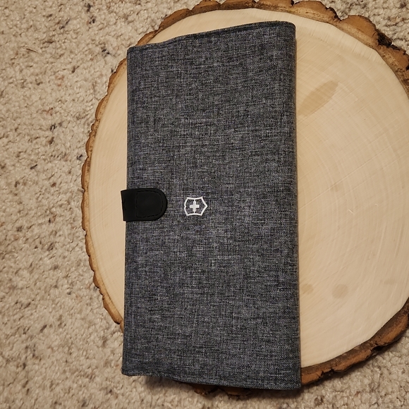 Victronix for Swiss Set of 2 Wallet Size Toiletry Cases - Picture 9 of 9